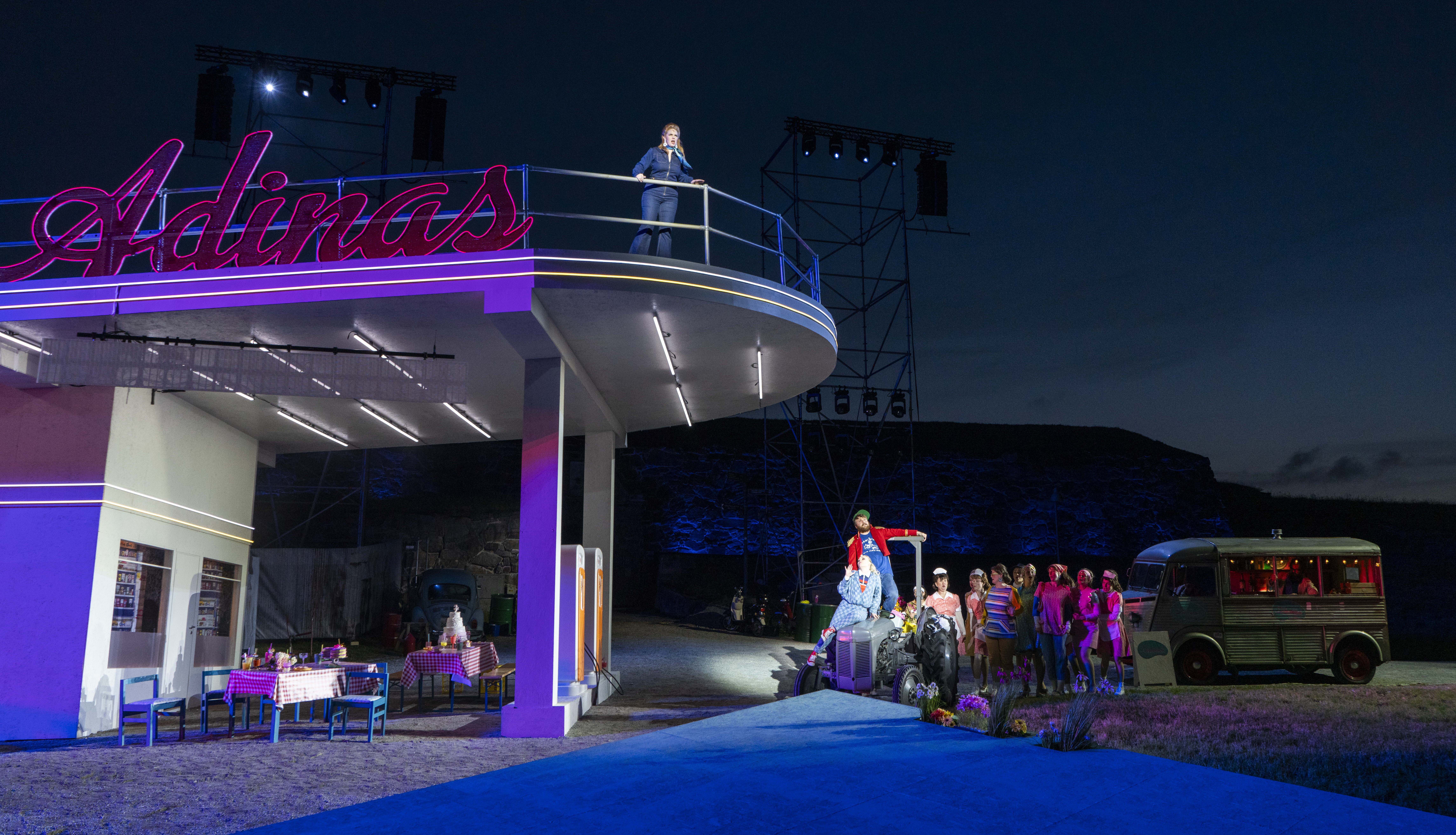 Scene fra utendørsoperaen Elskovsdrikken på Fredriksten festning i 2025.